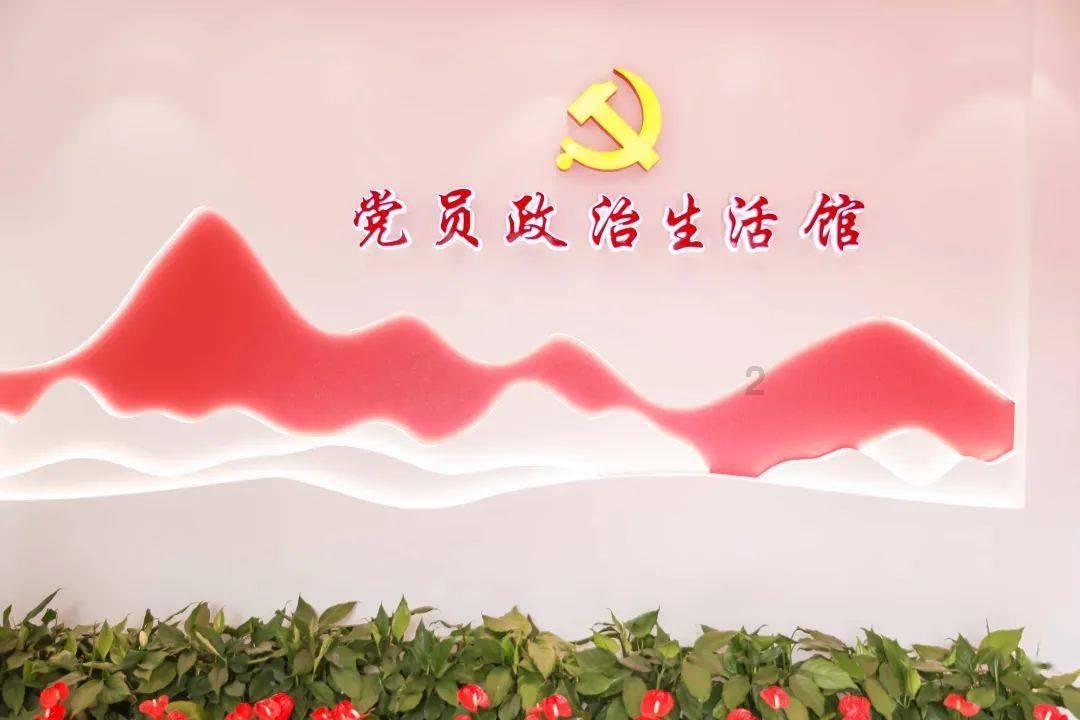吃早餐的精致女孩